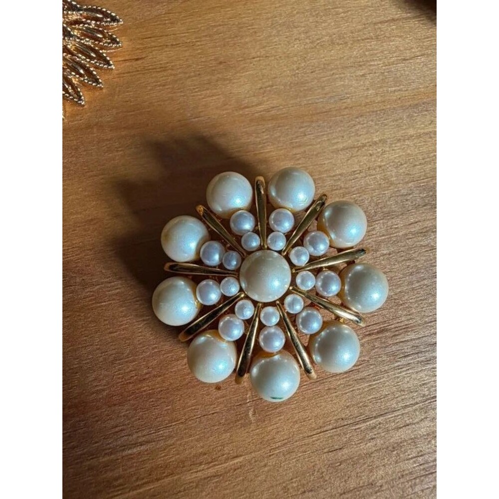 Vintage brooch / pin